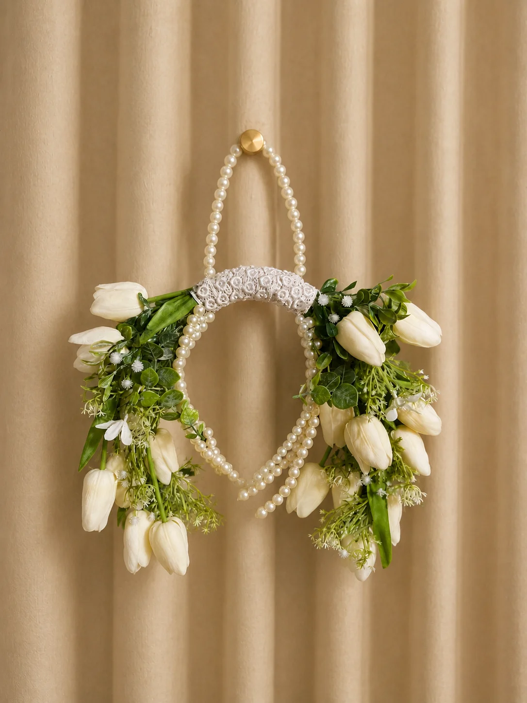 White Purse hold bouquet, bouquet by Allies Atelier
