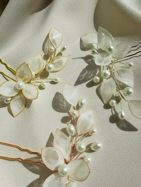 Resin Flower Hair Pins, bride wedding essential by Allies Atelier